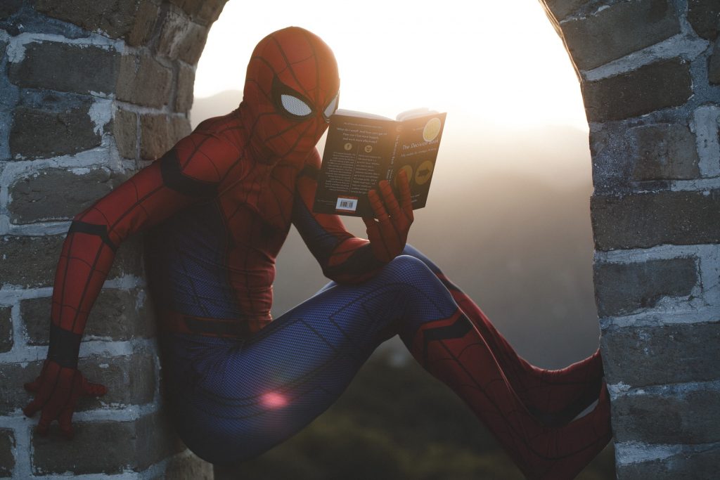 spiderman leyendo